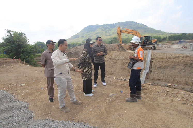 INSPEKSI: Komisi A DPRD Magetan nganakake sidak ing proyek pembangunan SBM. (AJI PUTRA/RADAR MADIUN)