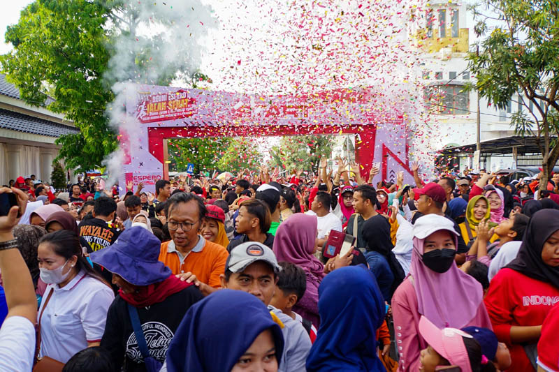 RAMAI: Jalan sehat reuni akbar alumni Espero dan peringatan Hari Pahlawan Nasional hari Minggu (10/11).