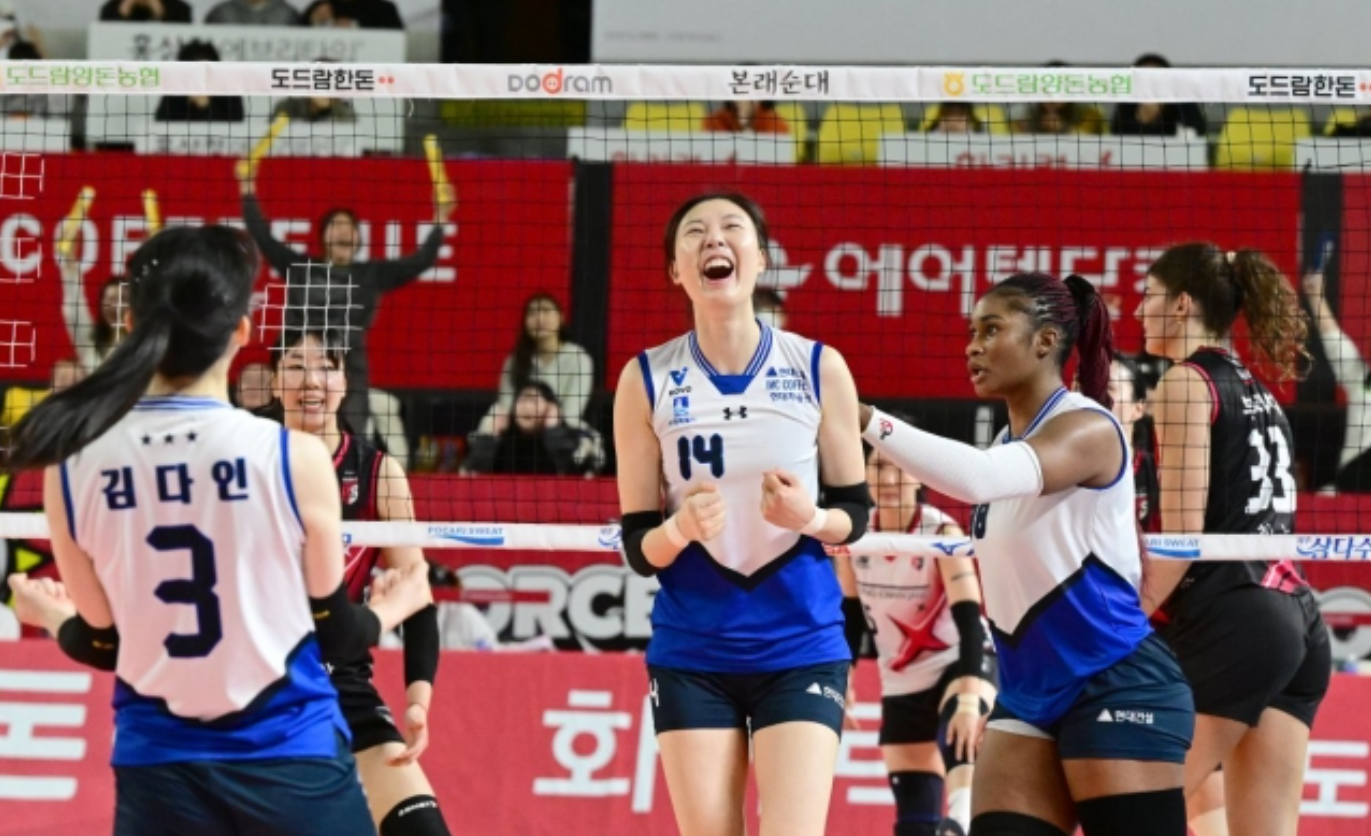 Para pemain Hyundai Hillstate merayakan poin di laga vs Red Sparks yang pada musim 2024/2025 masih diperkuat Megawati Hangestri. (KOVO)