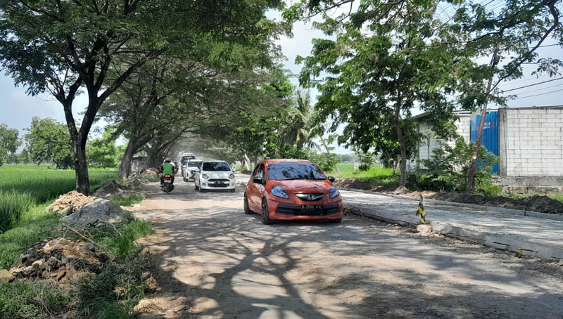 AKSES TAK DITUTUP: Pengendara bermotor melintasi ruas Jalan Pandansari&ndash;Teguhan, Ngawi, yang masih proses perbaikan.