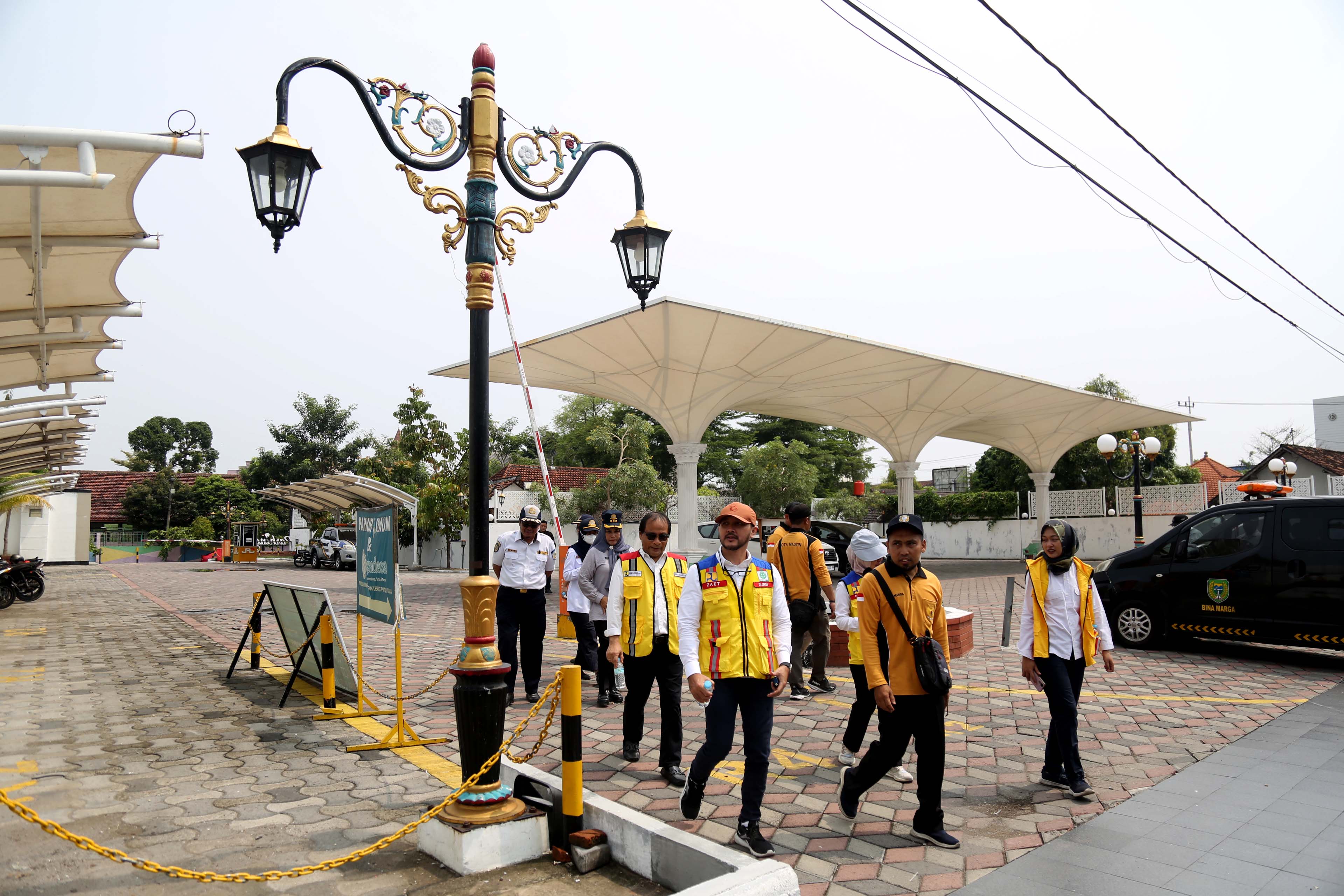 TURUN GUNUNG: Tim Pembinaan Teknis Jalan Daerah dan Tata Laksana Dirjen Bina Marga Kementerian PUPR melakukan penilaian di Jalan Jawa dan Jalan Pahlawan kemarin (12/11). (BAGAS BIMANTARA/RADAR MADIUN)