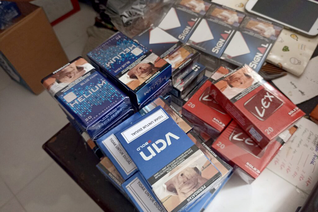 MASIF: Puluhan bungkus rokok ilegal ditemukan di salah satu toko di Kebonsari saat operasi gabungan, Senin (11/11).&nbsp;(SATPOL PP KABUPATEN MADIUN)