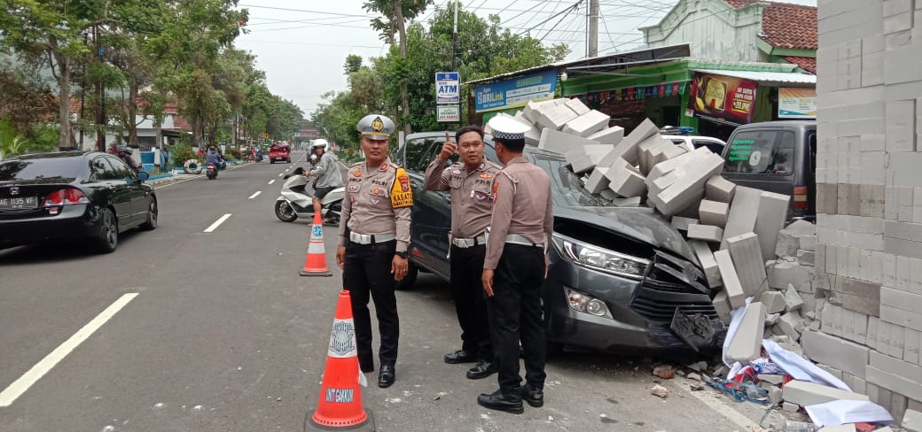 Polisi melakukan olah TKP di lokasi tabrakan beruntun di Jalan Tentara Pelajar, Pacitan. (NUR CAHYO/RADAR PACITAN)