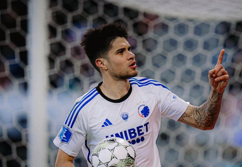 KETURUNAN AMBON: Kevin Diks Bakarbessy saat bermain di Liga Champions bersama Copenhagen. (INSTAGRAM)