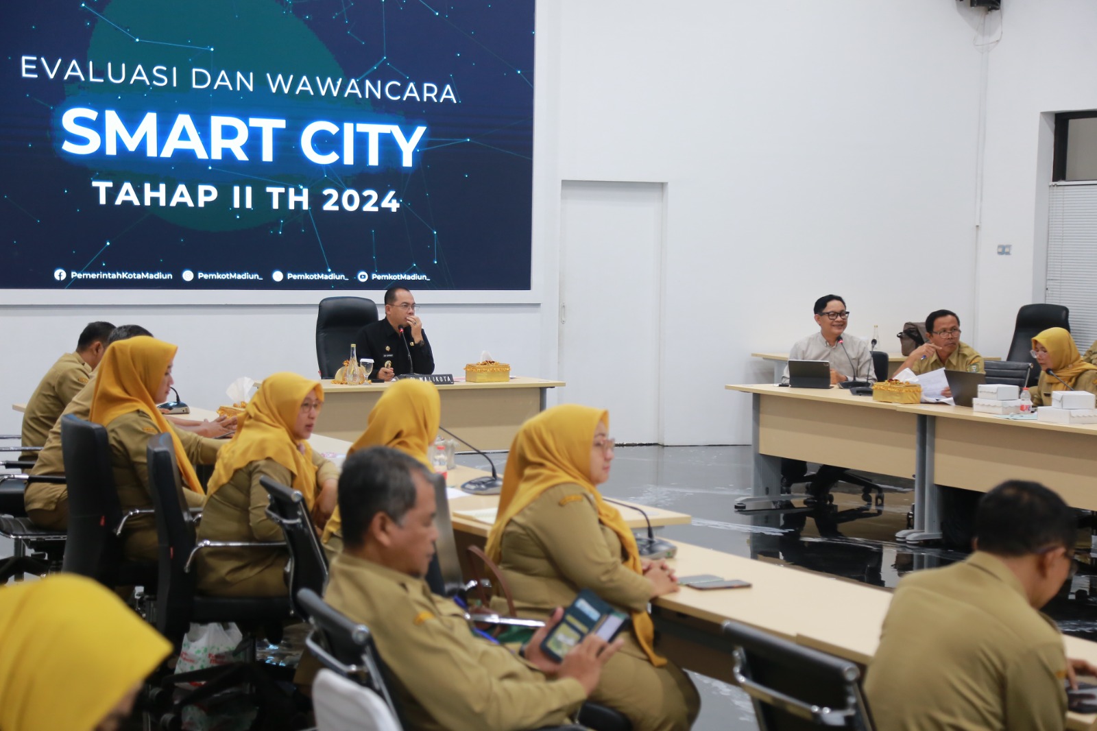 MONEV: Monitoring dan evaluasi smart city digelar secara daring di gedung Government Chief Information Officer (GCIO) Kota Madiun, Senin (11/11). (BAGAS BIMANTARA/JAWA POS RADAR MADIUN)