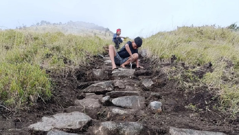 TURUN TUMURUN: Generesi muda dilibatake ing kagiatan palestarian alam Gunung Merbabu, Kabupaten Boyolali. (DOKUMEN/RADAR SOLO)