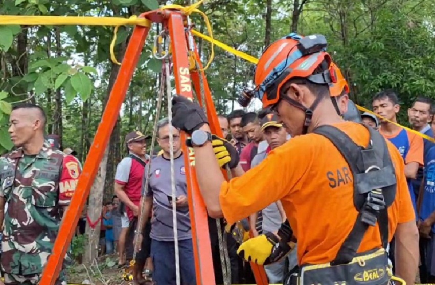 PIRANTI SILIHAN: Tim SAR Sikatan lan Damkarmat Ngawi ngevakuasi korban kecemplung sumur. (DOKUMEN/RADAR MADIUN)