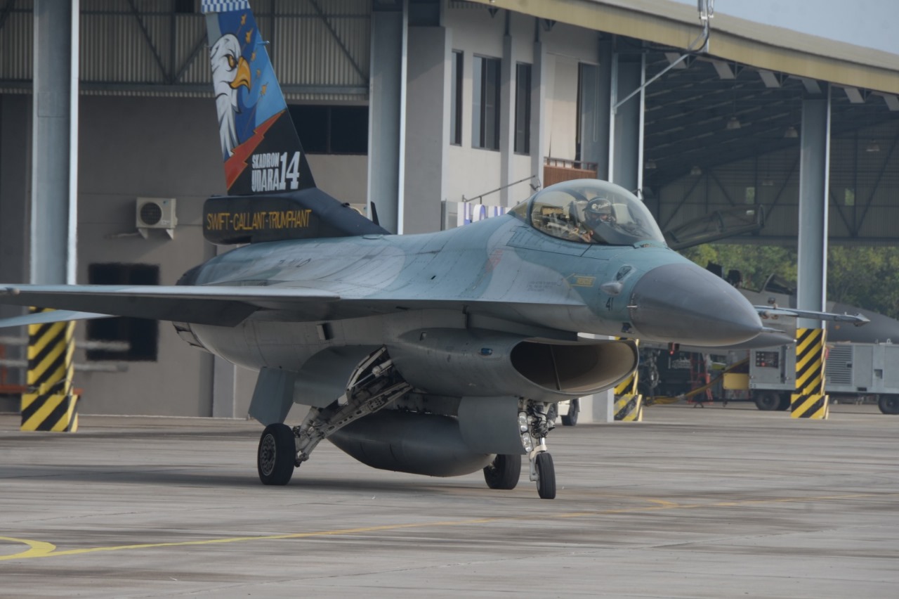 BERLATIH: Dua pesawat tempur F-16 C/D Fighting Falcon dari Skadron Udara 14 Lanud Iswahjudi melaksanakan misi Close Air Support (CAS) dalam Latgabma Keris Woomera 2024, di Pantai Banongan, Situbondo.