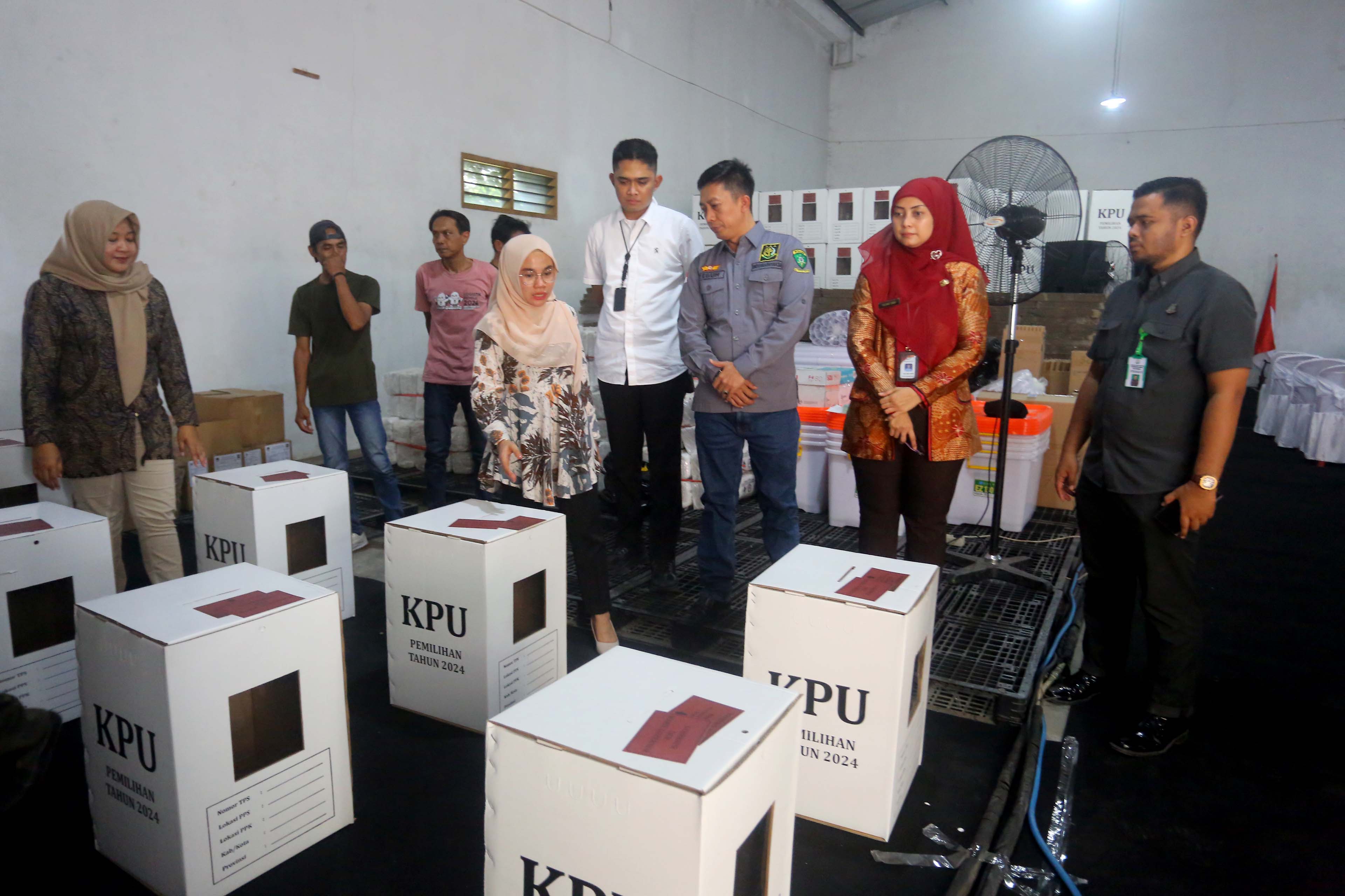 TINJAU LAPANGAN: Tim Kejati Jatim melakukan monitoring dan evaluasi ketersediaan logistik serta tata laksana pemungutan suara Pilkada 2024, Jumat (15/11).&nbsp;(BAGAS BIMANTARA/RADAR MADIUN)
