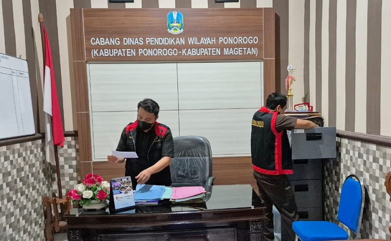 CARI DOKUMEN: Tim khusus penindakan korupsi Kejari Ponorogo saat melakukan penggeledahan di kantor Cabdindik Jatim, beberapa waktu lalu