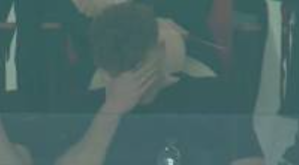 TERTANGKAP KAMERA: Ole Romeny diduga berada di tribun SUGBK saat Indonesia dikalahkan Jepang 0-4, Jumat (15/11). (X @The_RedsIndo)
