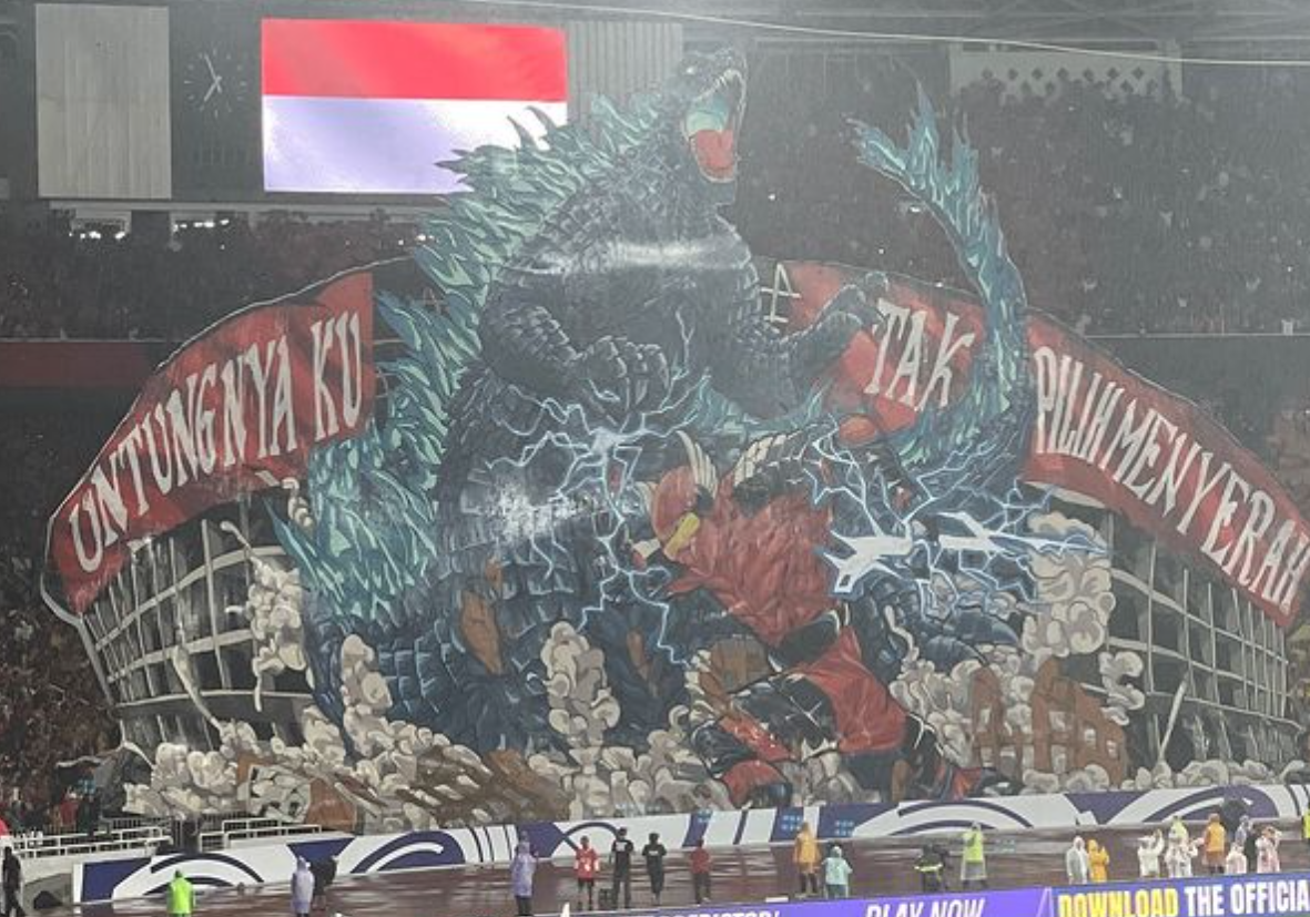 GUNDALA VS GODZILLA: Koreografi La Grande Indonesia di laga Indonesia vs Jepang, Jumat (15/11). (IG @urbansneakersociety)