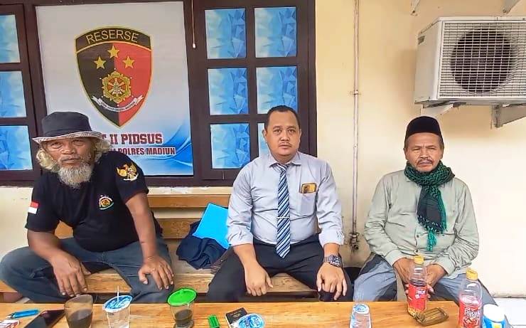 DURUNG RAMPUNG: Pihak PWI LS Madiun Raya sing dipreksa pulisi ing perkara pangrusakan makam. (DOKUMEN/RADAR MADIUN)