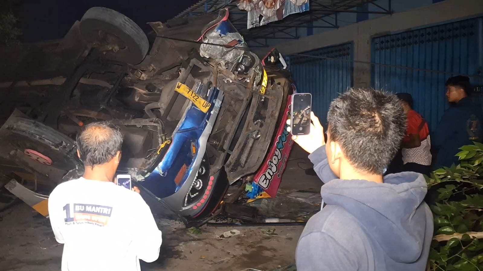 TERGULING: Bus Sumber Selamat terguling di Jalan Raya Magetan-Ngawi, Sabtu (16/11) pagi. (APRILITA SARI/RADAR MAGETAN)