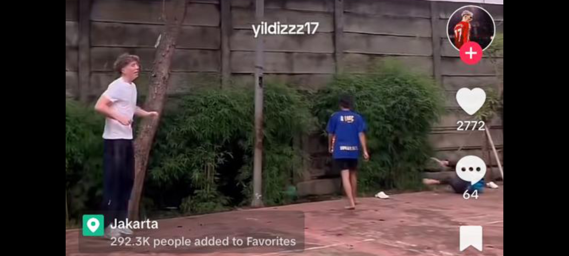 BERI ASSIST: Ole Romeny beri assist kepada anak-anak Lebak Bulus, Jakarta. Video ini viral di media sosial.(TIKTOK)