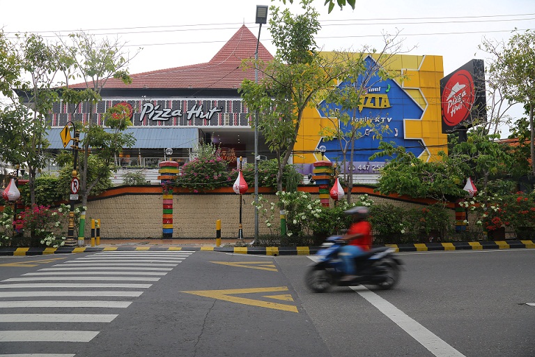 ALIH GUNA: Gedung sing isih dikontrak Inul Vizta lan Pizza Hut iki bakal disulap dadi bangunan tingkat sepuluh. (DOKUMEN/RADAR MADIUN)