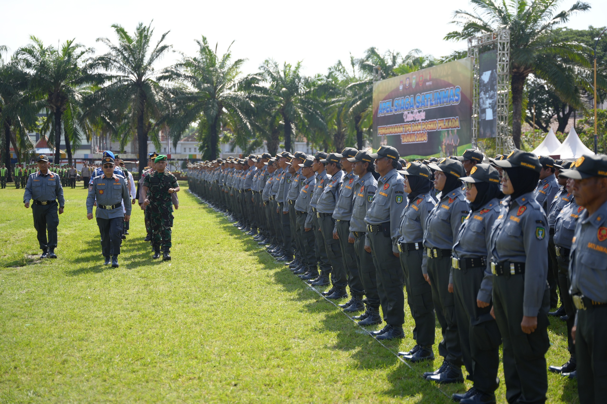 Ratusan anggota Satlinmas diapelkan untuk pengamanan Pilkada 2024 di masing-masing TPS. (KOMINFO KOTA MADIUN)