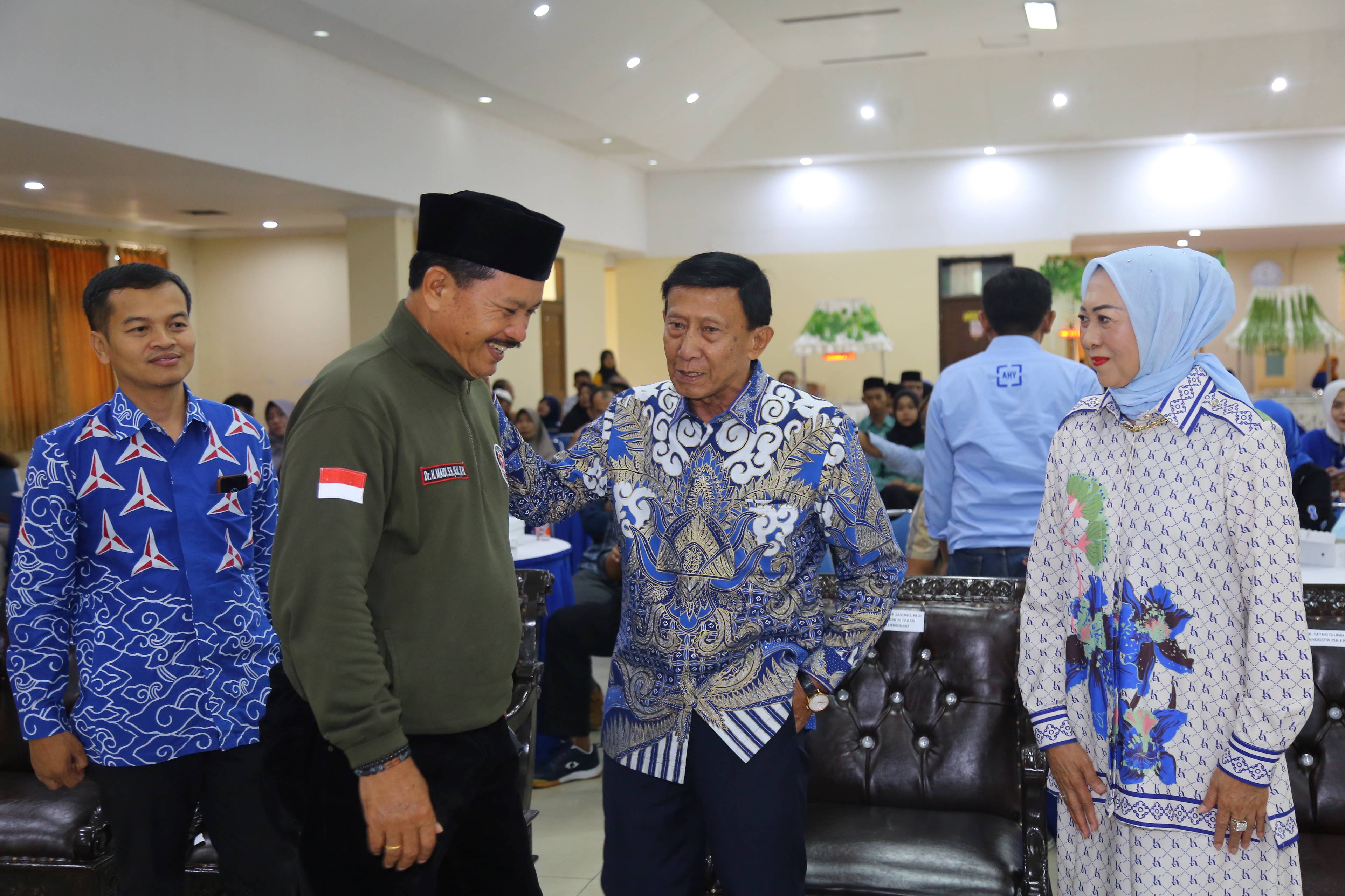 DARI DEMOKRAT: Cawali nomor urut 02 Maidi saat menghadiri tasyakuran Guntur Sasono sebagai anggota DPR RI di Asrama Haji kemarin (17/11).&nbsp;(BAGAS BIMANTARA/RADAR MADIUN)