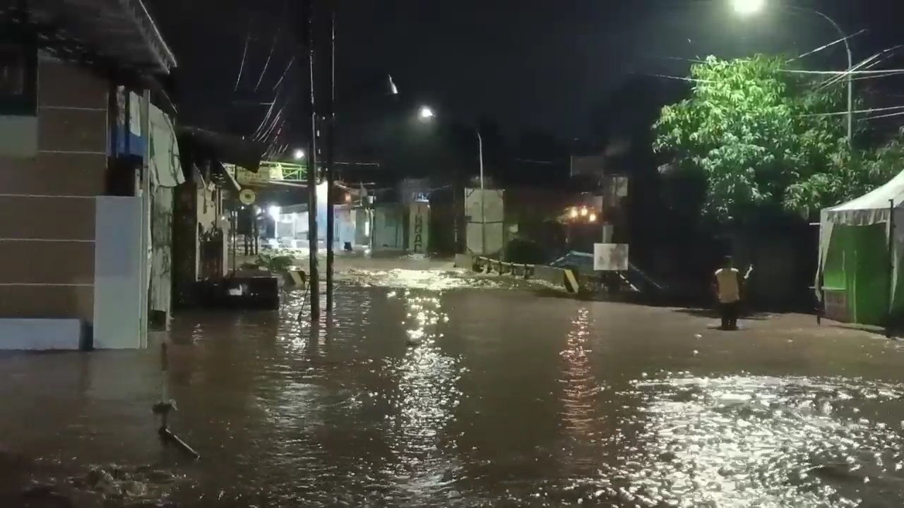 TERGENANG: Banjir menggenangi ruas jalan di Kabupaten Madiun, Minggu (17/11) malam. (DIAN RAHAYU/RADAR MADIUN)