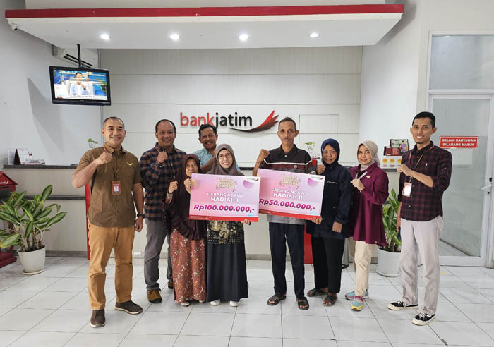 PARA PEMENANG: Penyerahan hadiah Undian Tabungan Simpeda Tingkat Regional 2024 kepada dua nasabah bankjatim Cabang Ngawi.