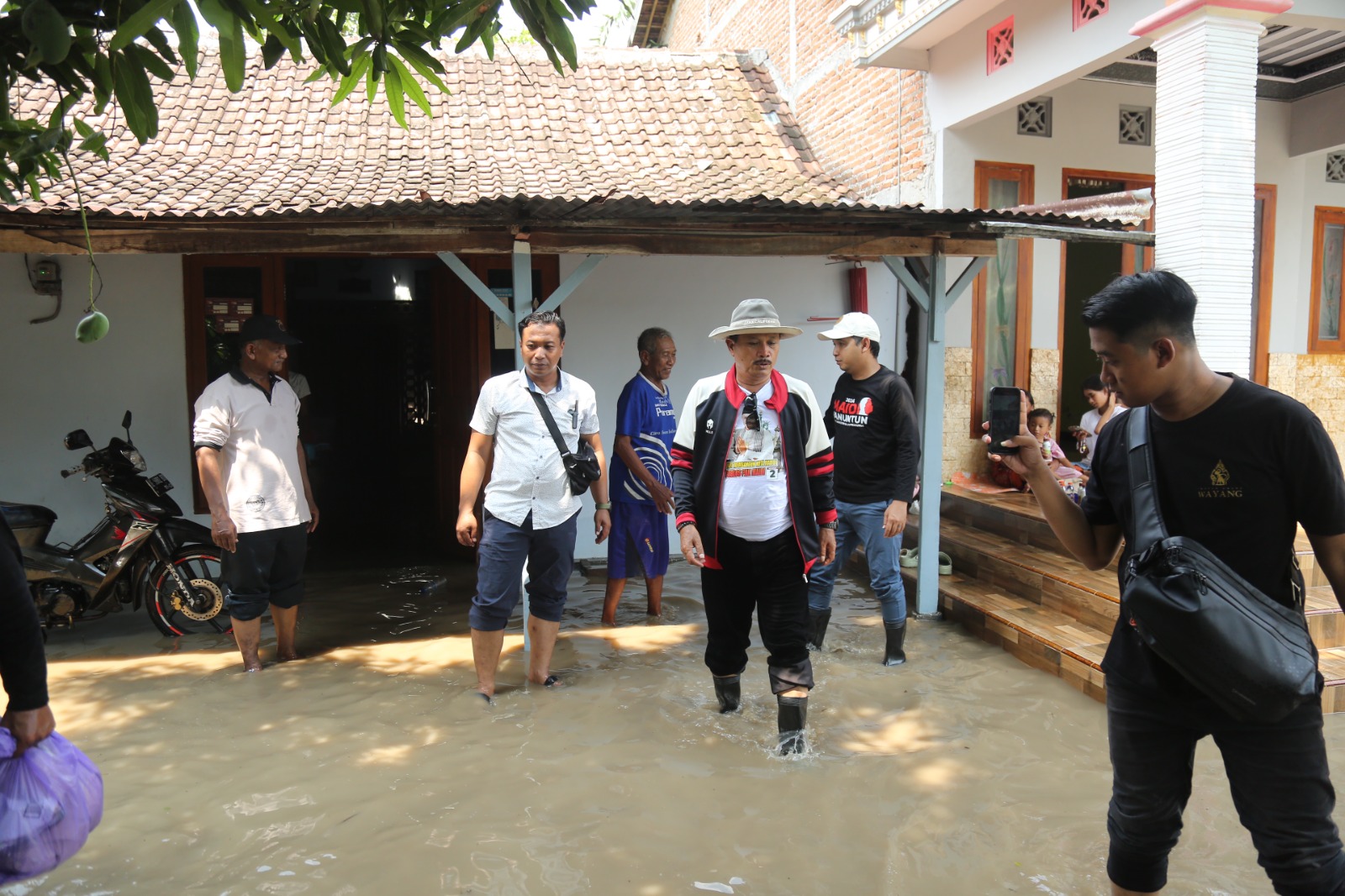 Cawali nomor urut 02 Maidi saat meninjau banjir di Tawangrejo. (BAGAS BIMANTARA/RADAR MADIUN)