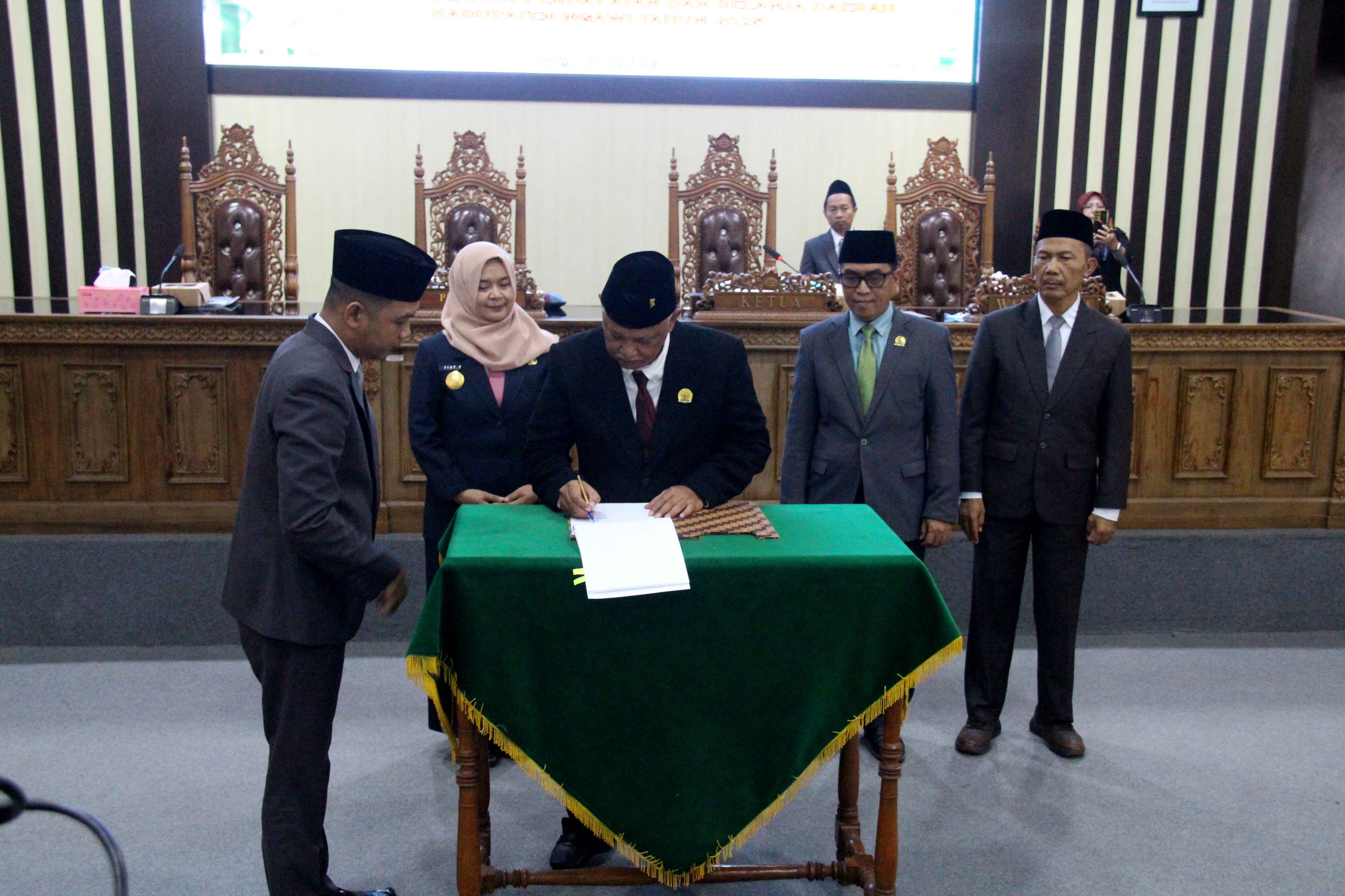 SAH: Ranperda APBD 2024 disetujui DPRD Ngawi dalam rapat paripurna di aula kantor DPRD Ngawi, Rabu (20/11).