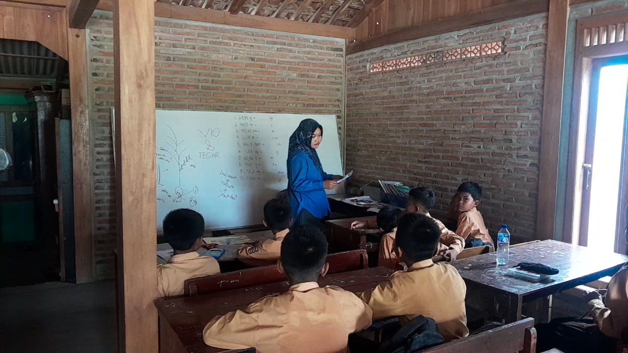 PENDIDIKAN: Sejumlah siswa SDN Gandong 03, Bringin, belajar di teras rumah warga karena sekolah diperbaiki beberapa bulan lalu.