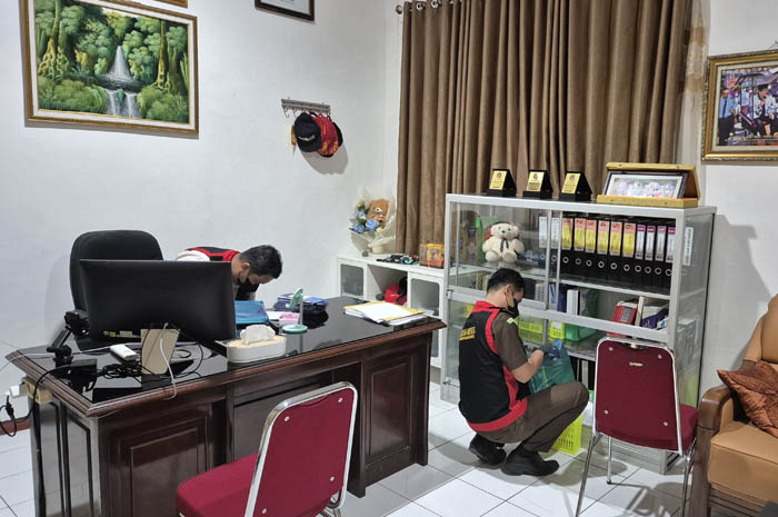 CARI BUKTI : Sejumlah petugas kejaksaan saat melakukan penggeledahan terkait dugaan korupsi dana BOS SMK PGRI 2 Ponorogo beberapa waktu lalu.