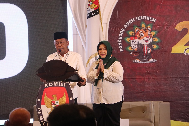 VISI MISI: Paslon Pilkada Ponorogo nomor urut 02 Sugiri Sancoko - Lisdyarita memaparkan ide dan gagasan mereka dalam debat publik ketiga Rabu malam (20/11).