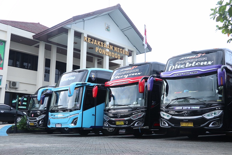 BARANG BUKTI: Bis pariwisata cacah pitu disita Kejaksaan Negeri Kabupaten Ponorogo. (DOKUMEN/RADAR MADIUN)