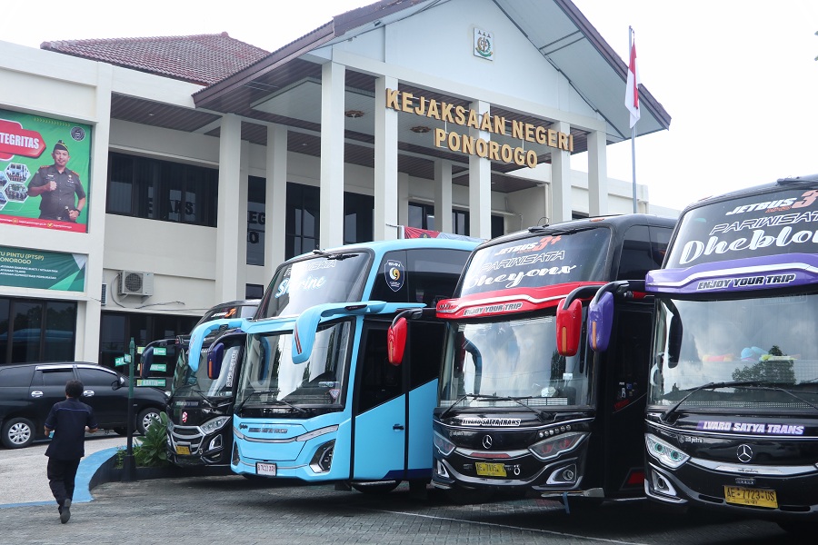 PETUNJUK BARU: Kejari Ponorogo menyita tujuh bus dan tiga mobil yang terindikasi terkait dugaan korupsi dana BOS SMK PGRI 2 Ponorogo.