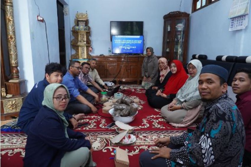 UNIDA Gontor membantu usaha Krecek Krupuk Bu Nor di Ponorogo lewat sederet pelatihan.