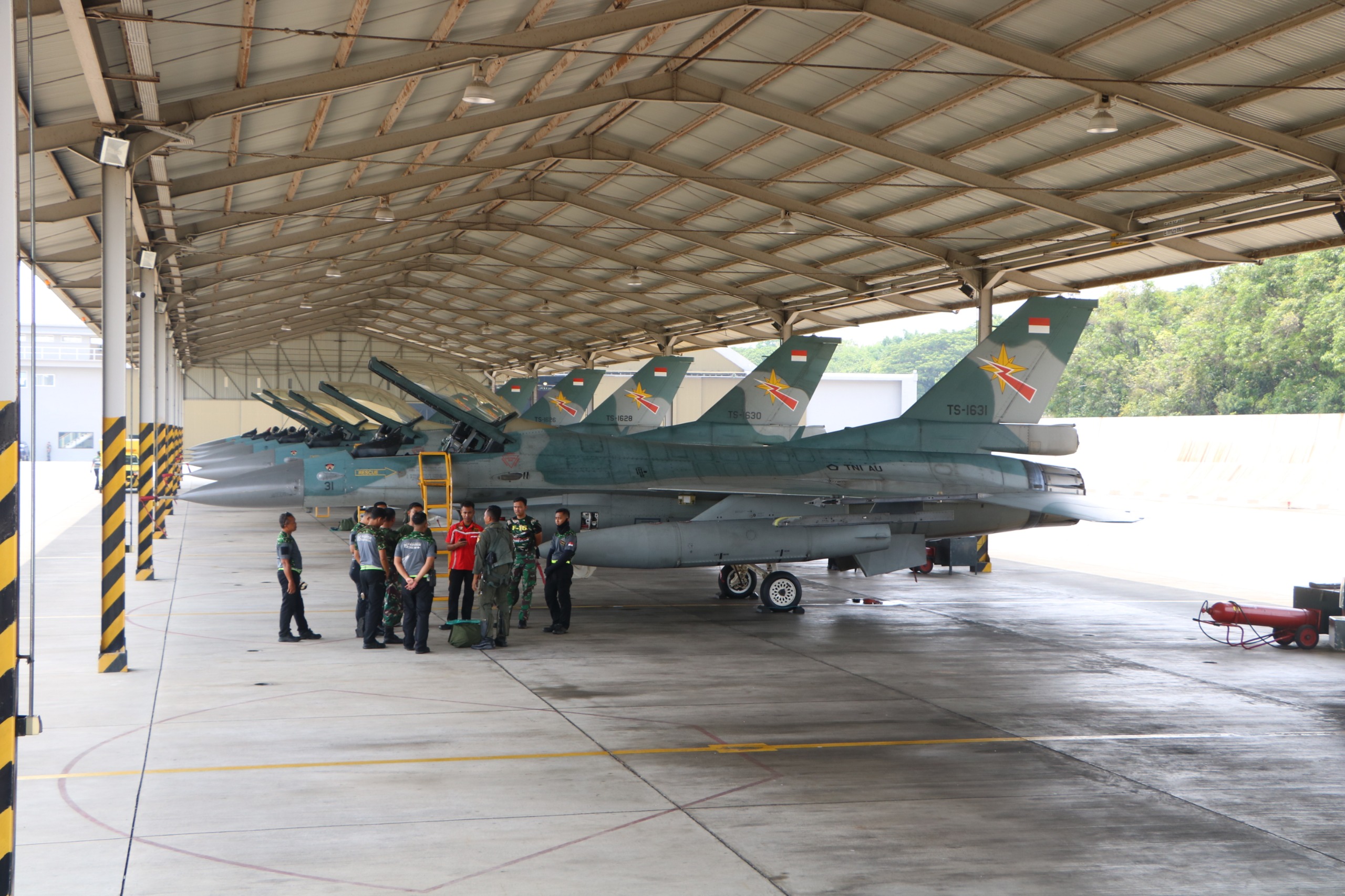 PARKIR: Sejumlah pesawat TNI AU di hangar Lanud Iswahjudi, Minggu 24 November 2024.