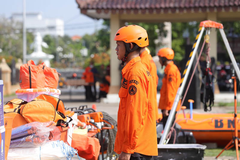 MUSIM HUJAN : Anggota BPBD Ponorogo mengikuti apel kesiapsiagaan bencana beberapa waktu lalu. Banjir dilaporkan menggenangi Jalan Letjen Supratman, akibat meluapnya saluran air, hari Minggu (24/11).