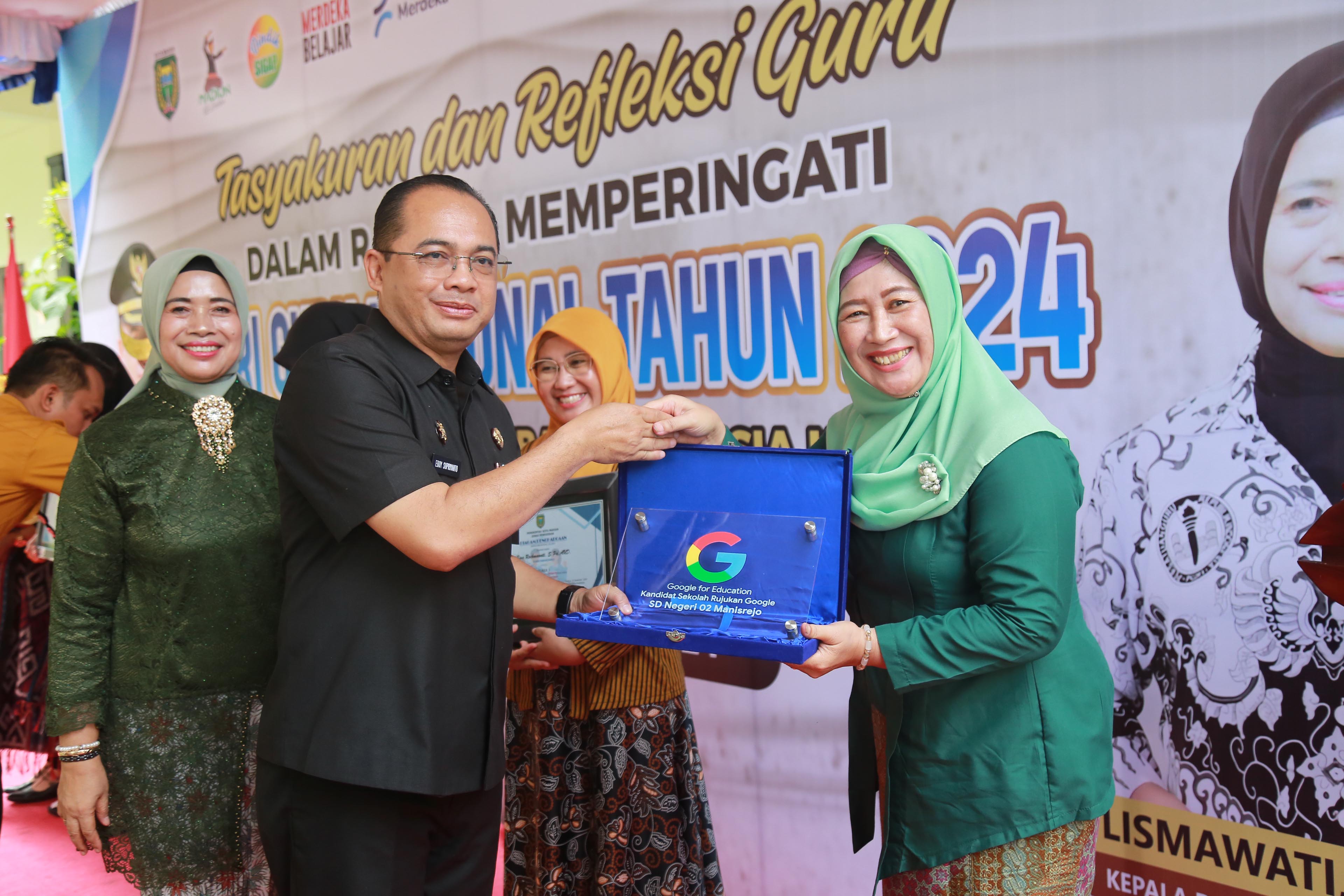 PENYERAHAN APRESIASI: Salah satu momen perayaan Hari Guru Nasional 2024 di halaman kantor Dindik Kota Madiun, Selasa (25/11). (BAGAS BIMANTARA/JAWA POS RADAR MADIUN)