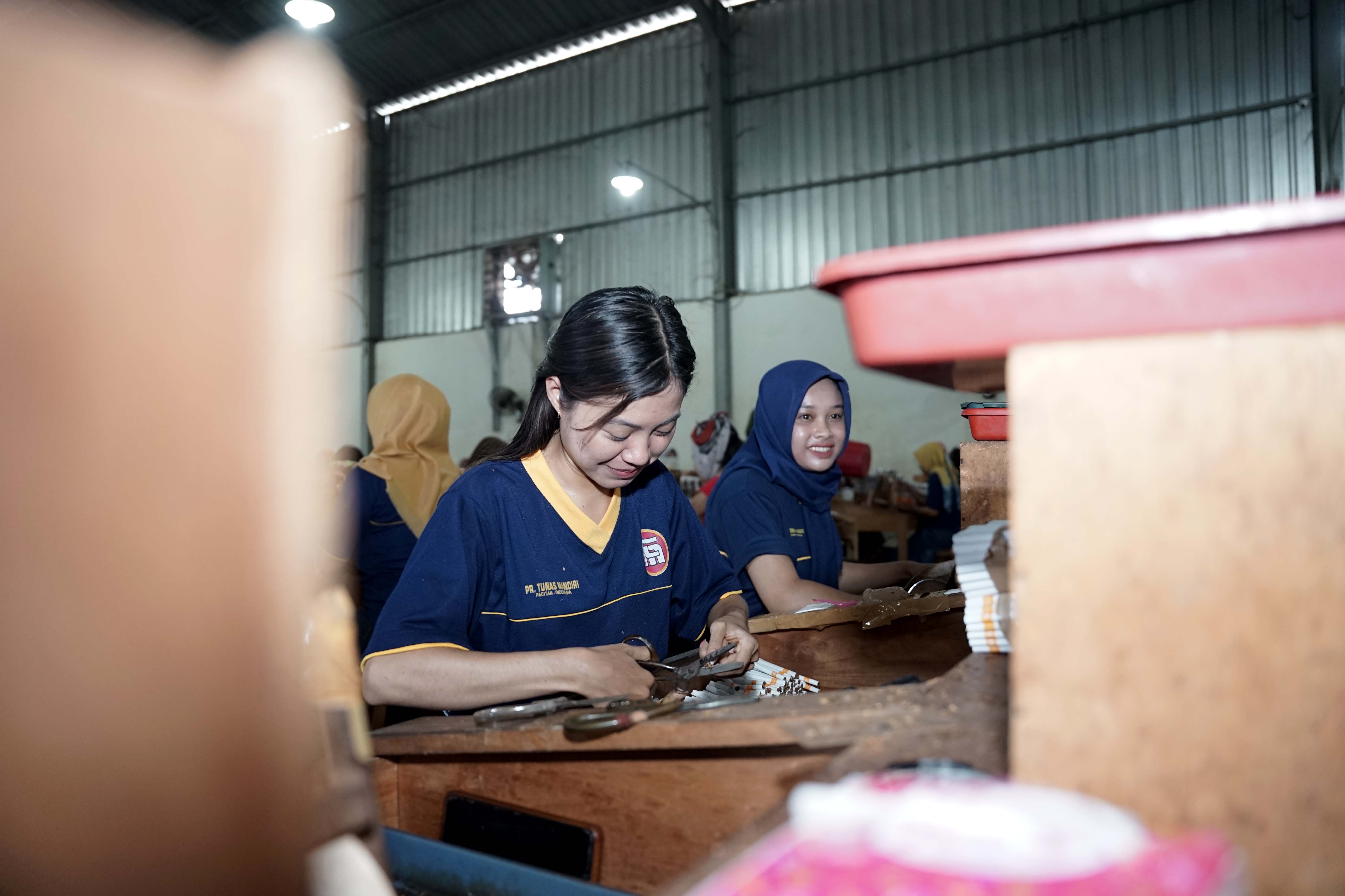 BURUH: Pekerja salah satu pabrik rokok di Pacitan berharap UMK 2025 naik 10 persen.