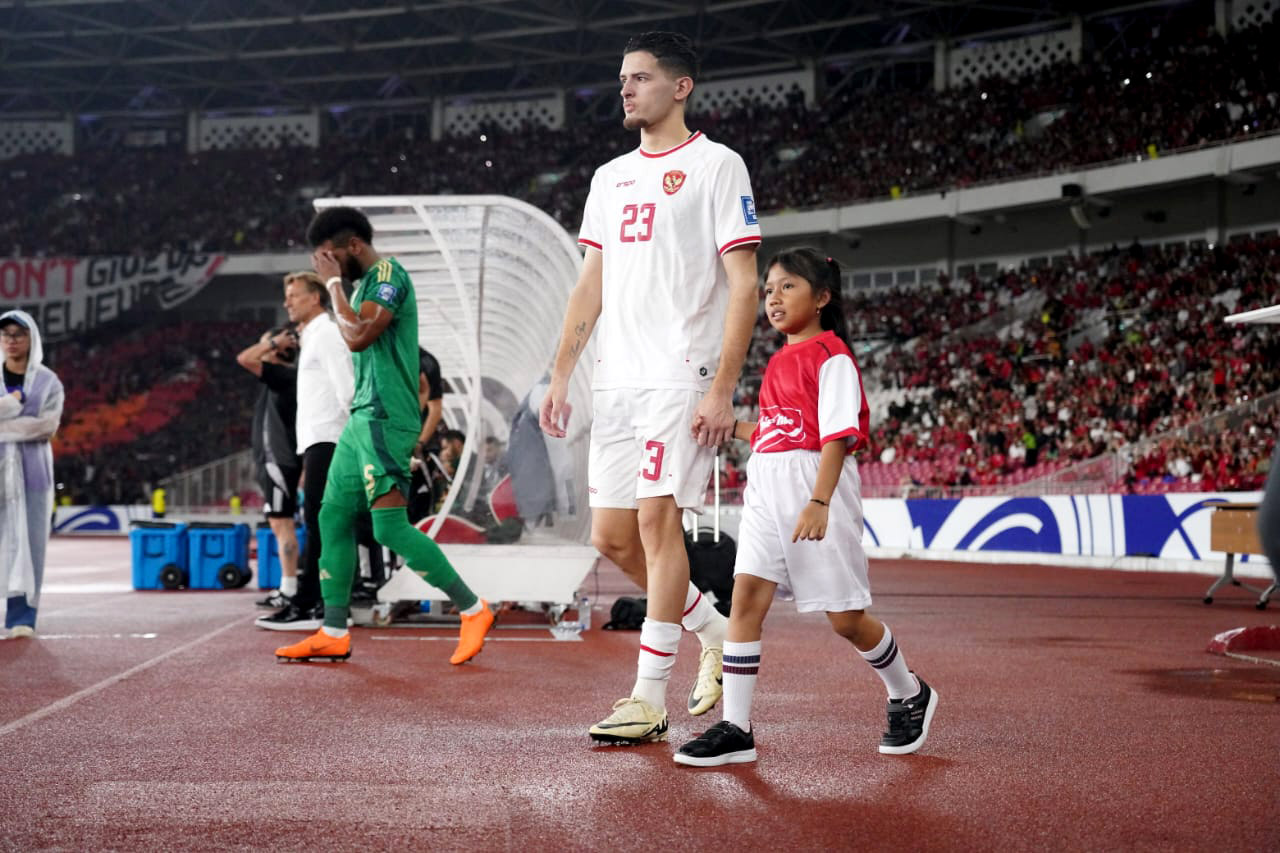 PENGALAMAN: Almayka Nuria Pramesti, anak asal Balerejo, Madiun, jadi player escort Justin Hubner saat Indonesia vs Arab Saudi di Kualifikasi Piala Dunia 2026.