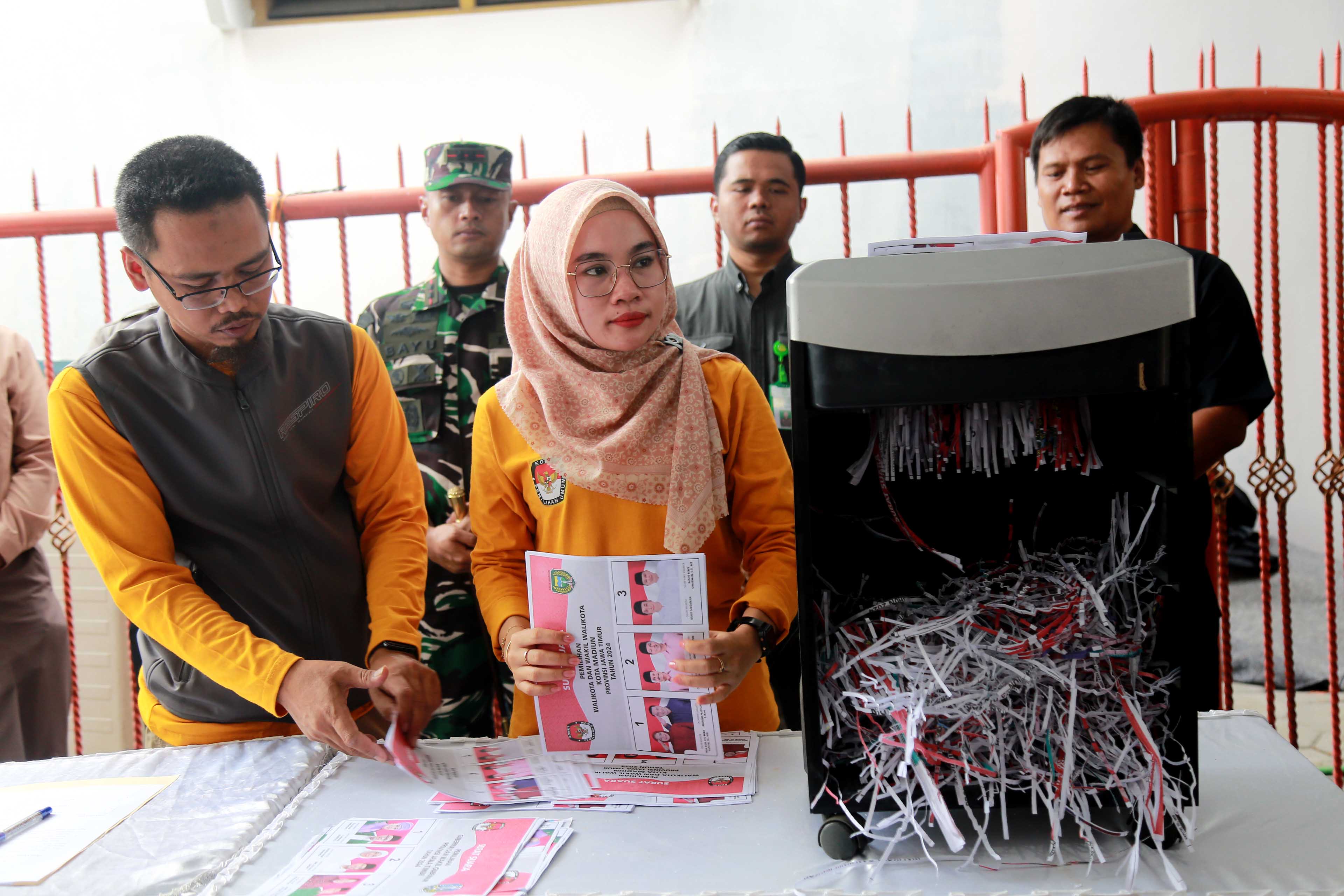 HANCUR: KPU Kota Madiun memusnahkan surat suara pilwakot dan pilgub yang telah rusak kemarin (26/11). Proses distribusi akhir keperluan logistik untuk coblosan Pilkada 2024. (BAGAS BIMANTARA/JAWA POS