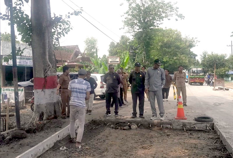 SIDAK: Komisi IV DPRD Ngawi saat di lokasi proyek perbaikan jalan Ngawi-Jogorogo, Senin 25 November 2024.