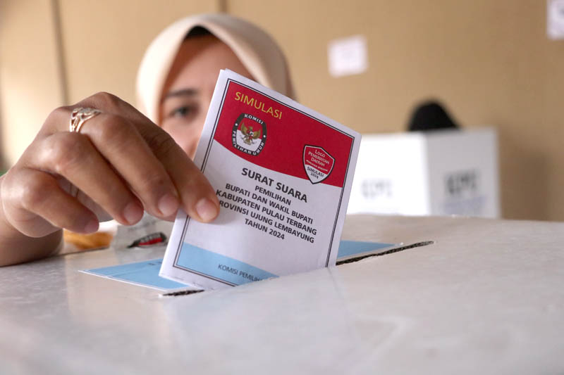 LATIHAN : Warga Desa Somoroto mengikuti simulasi pemungutan suara Pilkada Serentak 2024, Senin 25 November 2024.