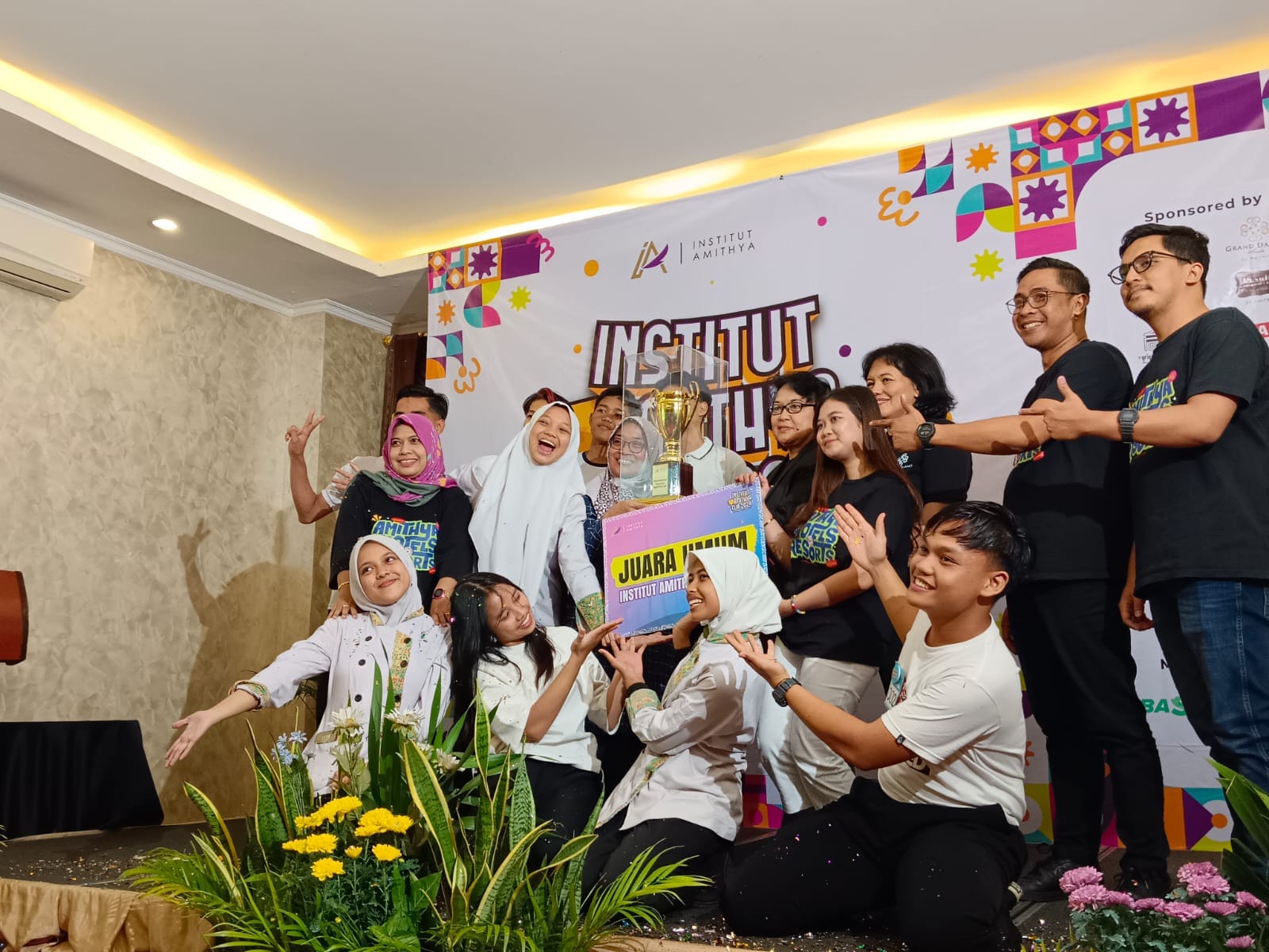 MEMBANGGAKAN: Siswa-siswi SMKN 4 Madiun juara 1 Fruit Carving Competition di FCC Best City Jogjakarta.