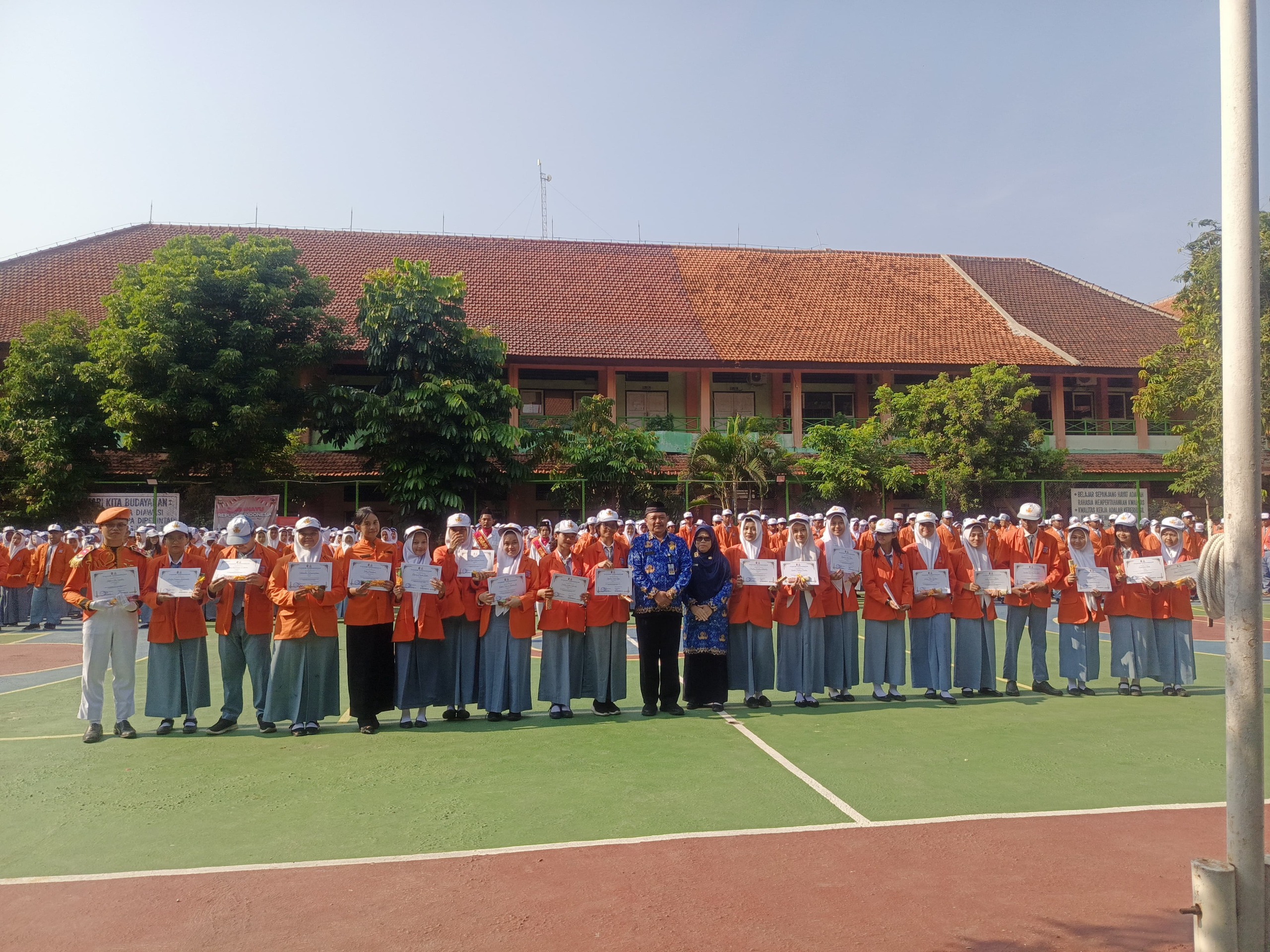 IMPRESIF: Kepala SMKN 4 Kota Madiun Taridjo berfoto bersama siswa berprestasi.