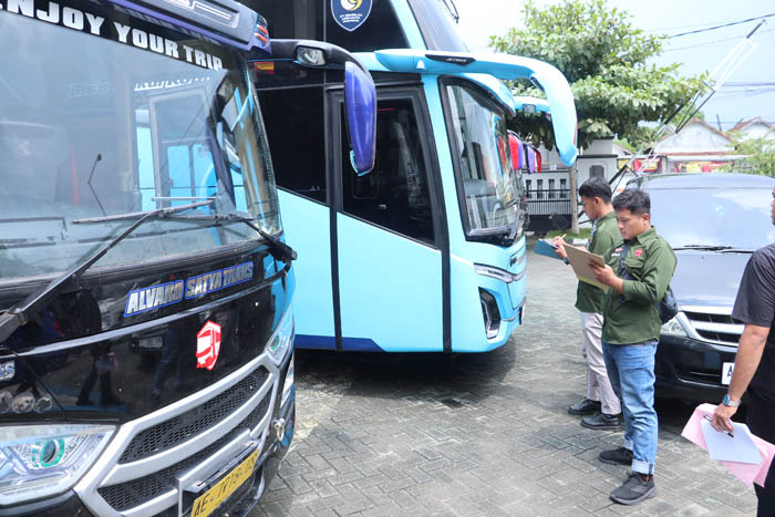 BARANG BUKTI: Kejari Ponorogo melakukan pendataan terhadap tujuh bus yang terindikasi terkait kasus dugaan korupsi dana BOS SMK PGRI 2 yang berhasil diamankan.