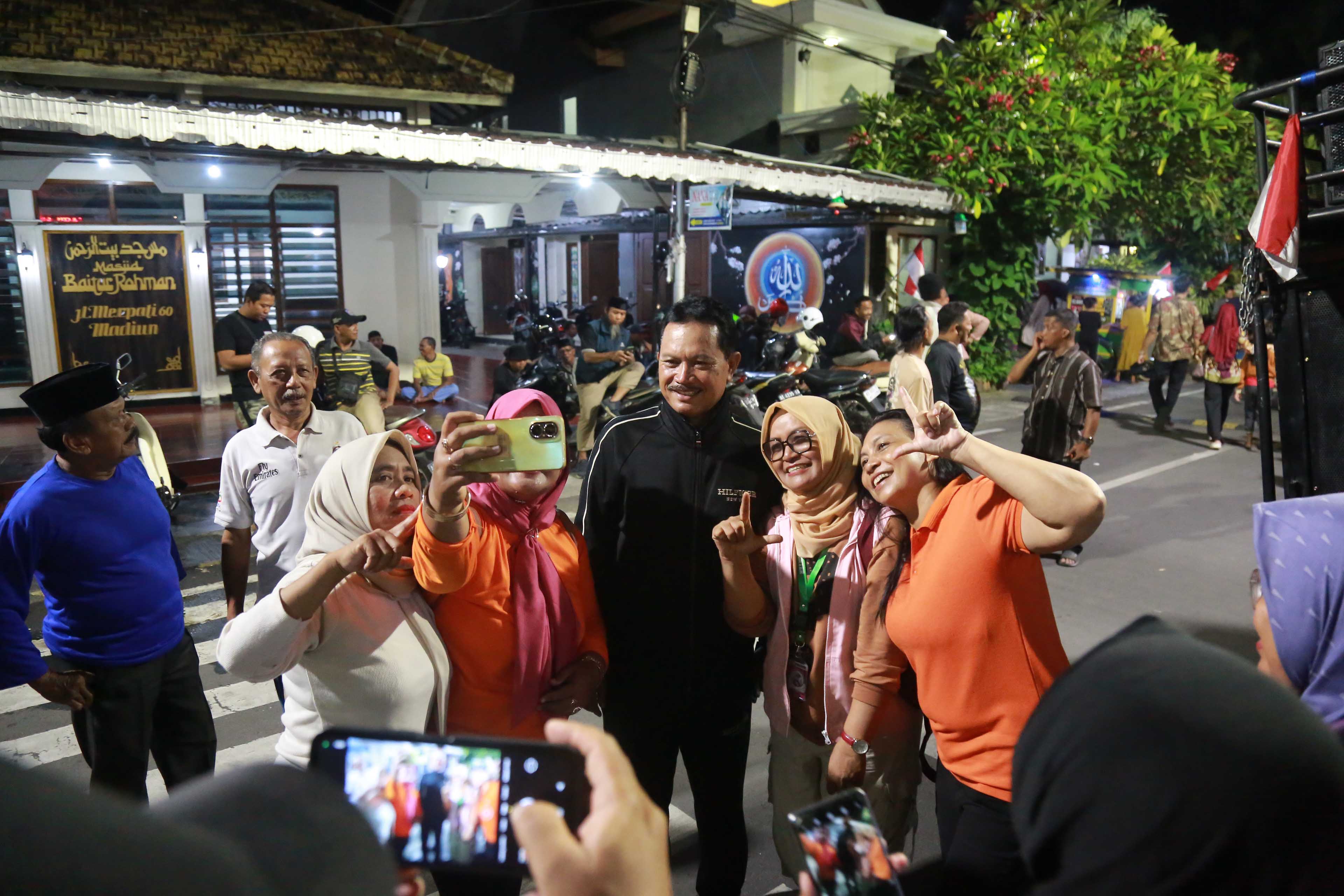BAGAS BIMANTARA/RADAR MADIUN  GEMBIRA: Para pendukung pasangan Maidi-F Bagus Panuntun memenuhi seputaran Jalan Merpati untuk mengucapkan selamat, Rabu 27 November 2024 malam.