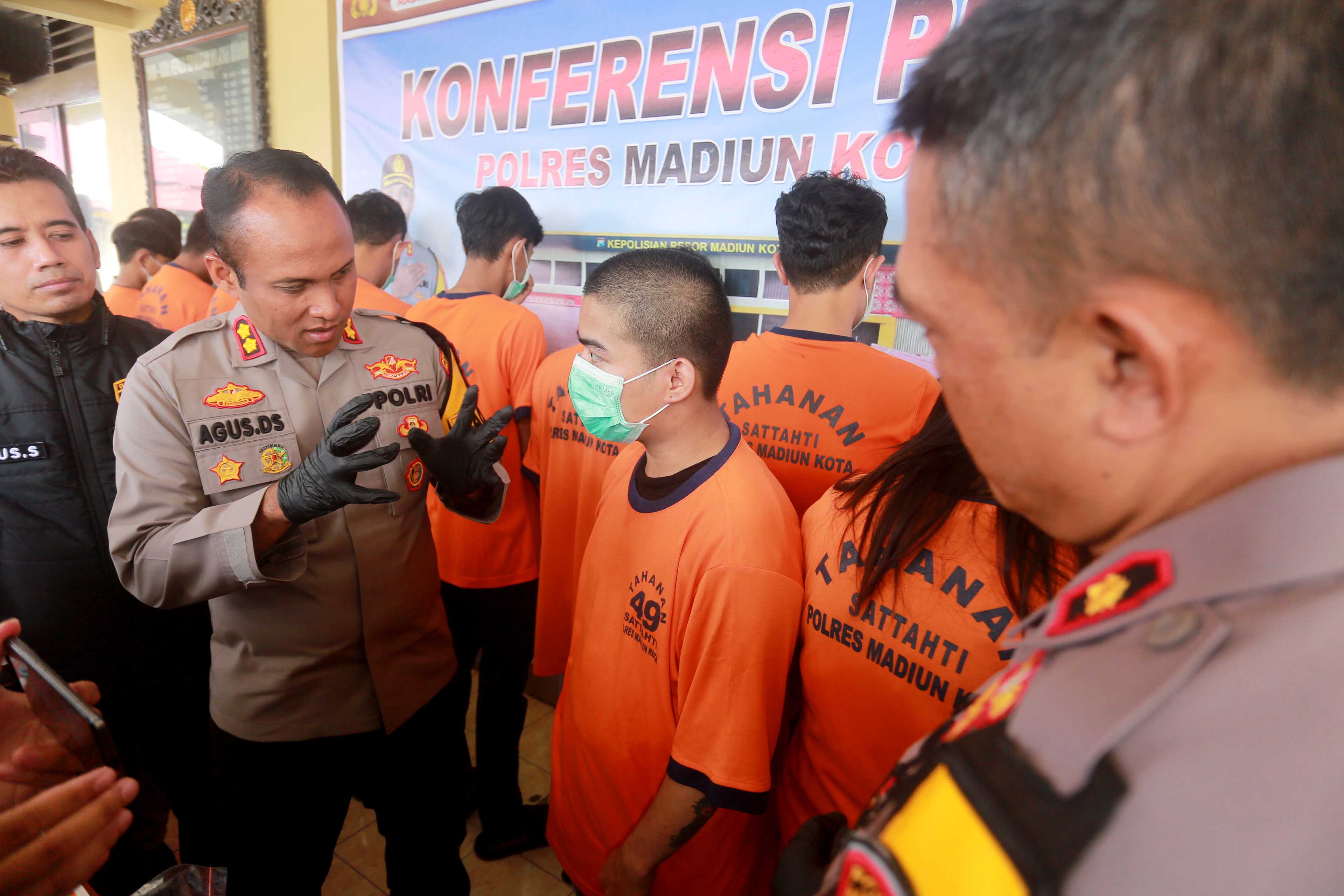 MELANGGAR HUKUM: Polres Madiun Kota merilis ungkap kasus perjudian di mapolres setempat beberapa hari lalu. (BAGAS BIMANTARA/JAWA POS RADAR MADIUN)