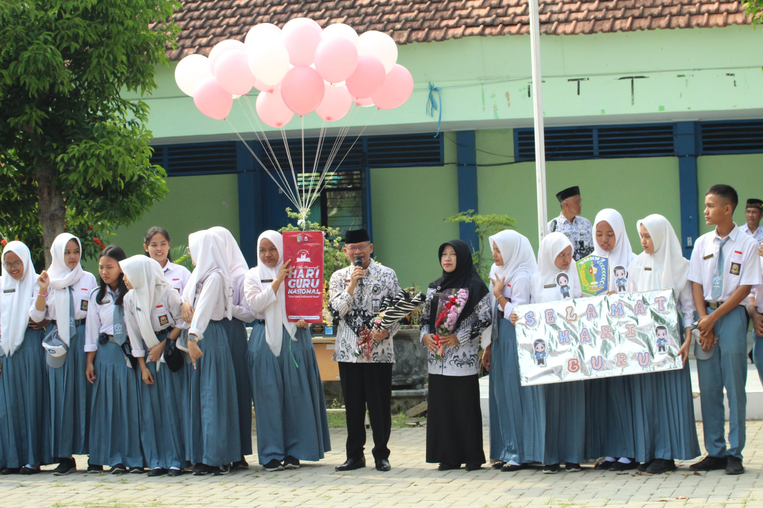 GEMILANG: Kepala SMKN 2 Madiun Puji Rahayu saat pelepasan balon dan foto bersama siswa berprestasi.