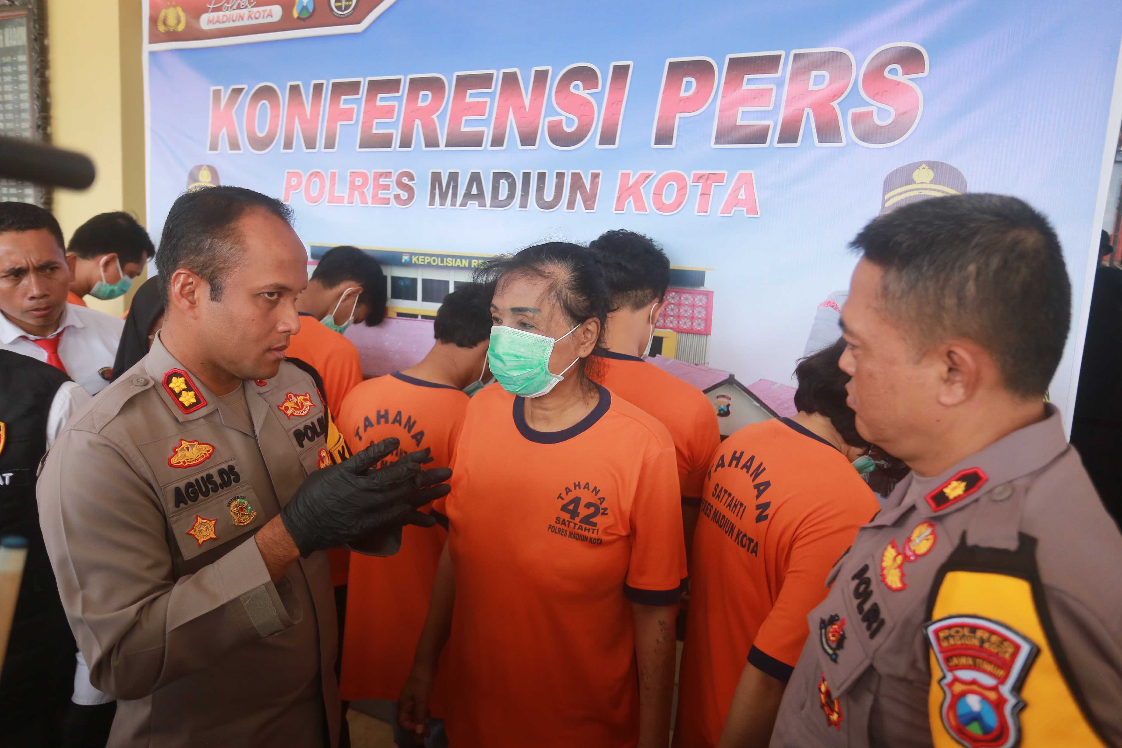TAHAN: Polres Madiun Kota saat menggelar rilis pers tersangka praktik suntik filler atau silikon payudara di mapolres setempat beberapa waktu lalu. (BAGAS BIMANTARA/RADAR MADIUN)