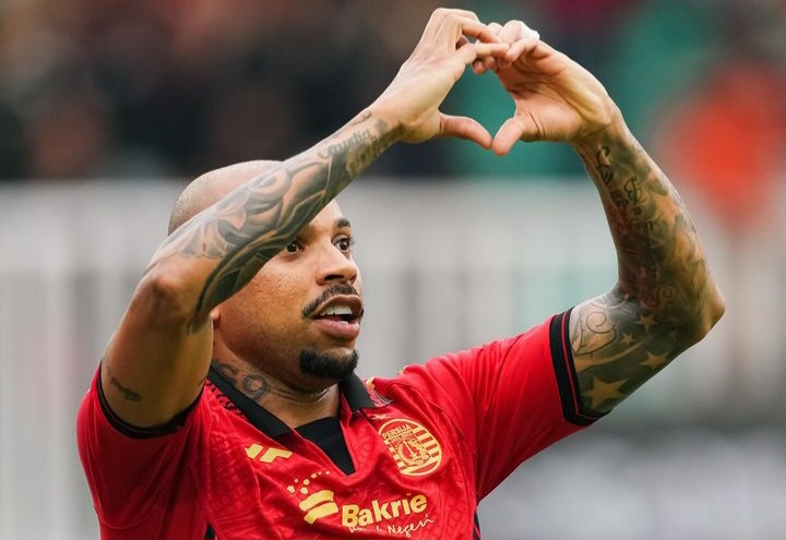 Selebrasi Gustavo Almeida usai cetak gol.