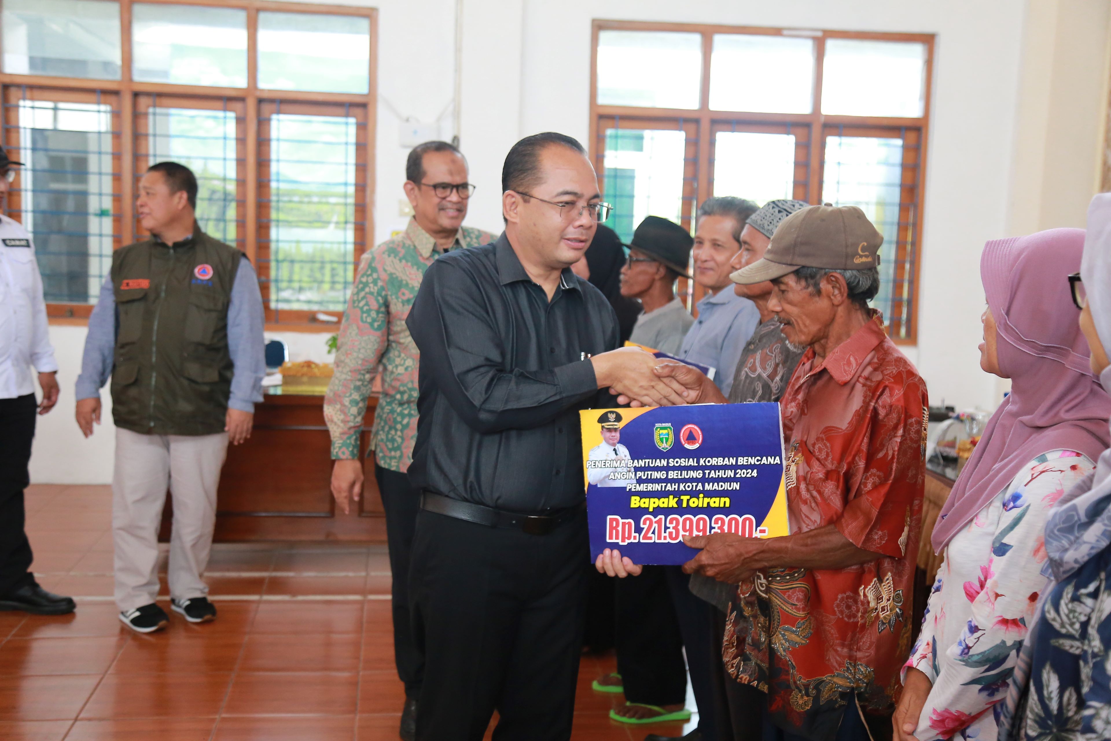BELANJA TAK TERDUGA: Pj Wali Kota Madiun Eddy Supriyanto memberikan bantuan untuk perbaikan rumah warga di Kelurahan Taman yang terdampak bencana.