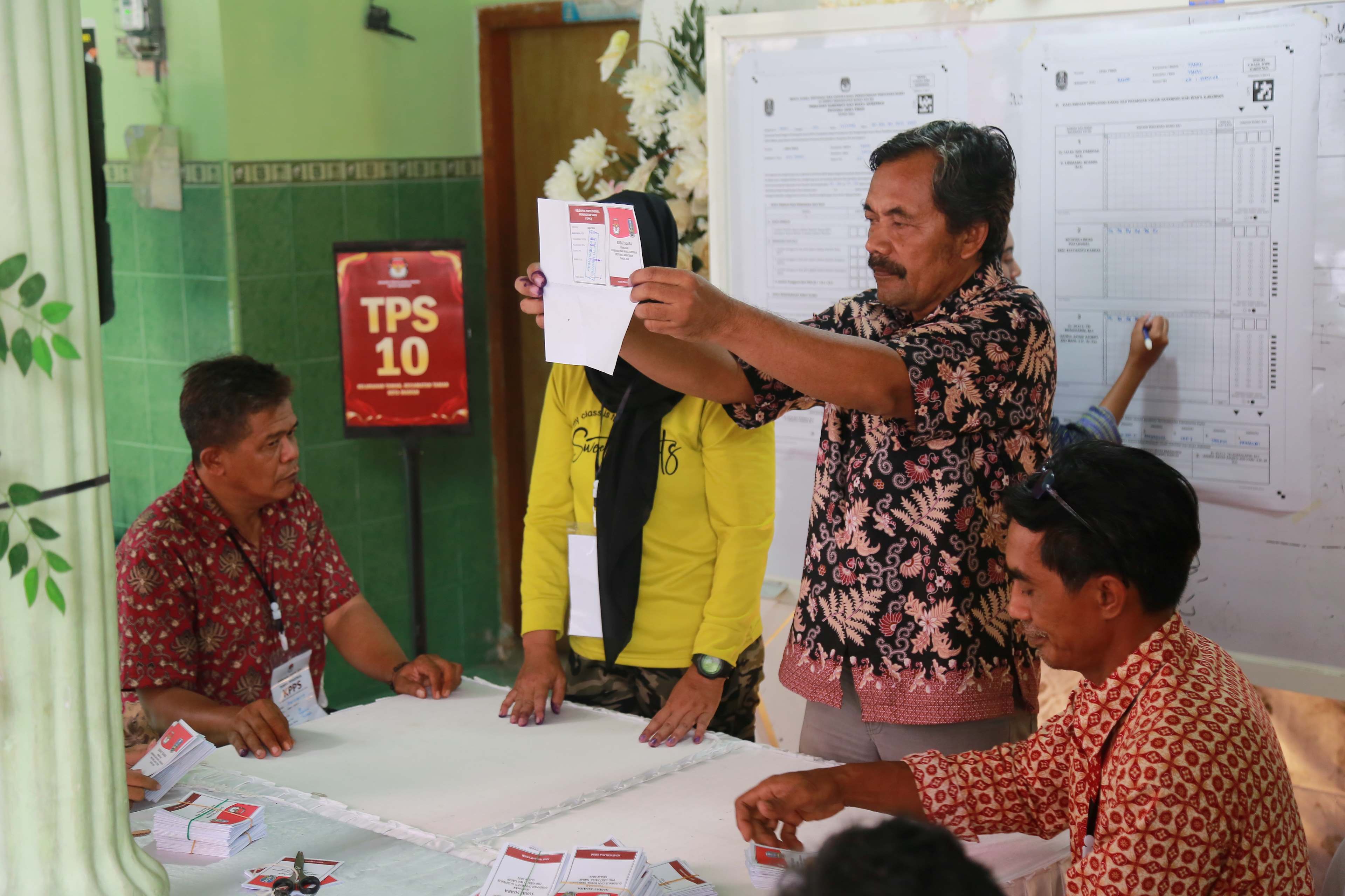 HITUNG KEMBALI: Proses rekapitulasi hasil PSU dilakukan oleh anggota KPPS untuk pemilihan gubernur.